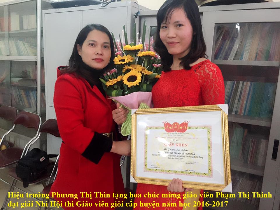 Hiệu trưởng Phương Thị Thìn tặng hoa chúc mừng giáo viên Phạm Thị Thinh đạt giải Nhì Hội thi Giáo viên Giỏi cấp quận năm học 2016-2017