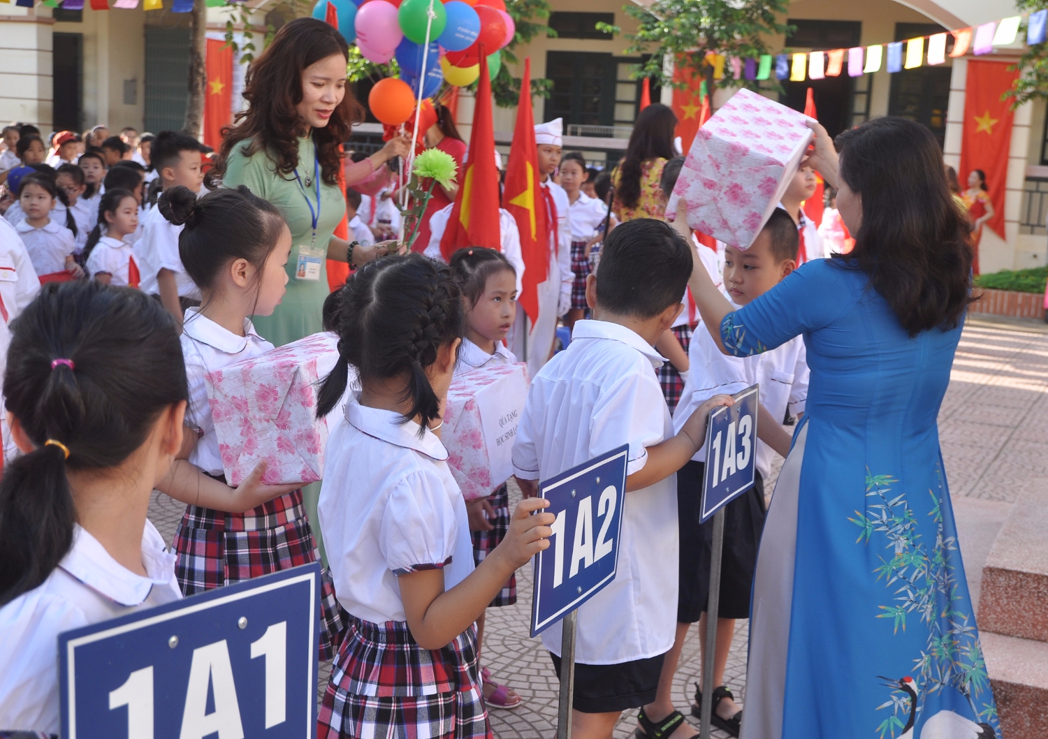 Cô Hiệu trưởng - Nguyễn Thị Yến trao quà và biển lớp cho các em học sinh khối 1 