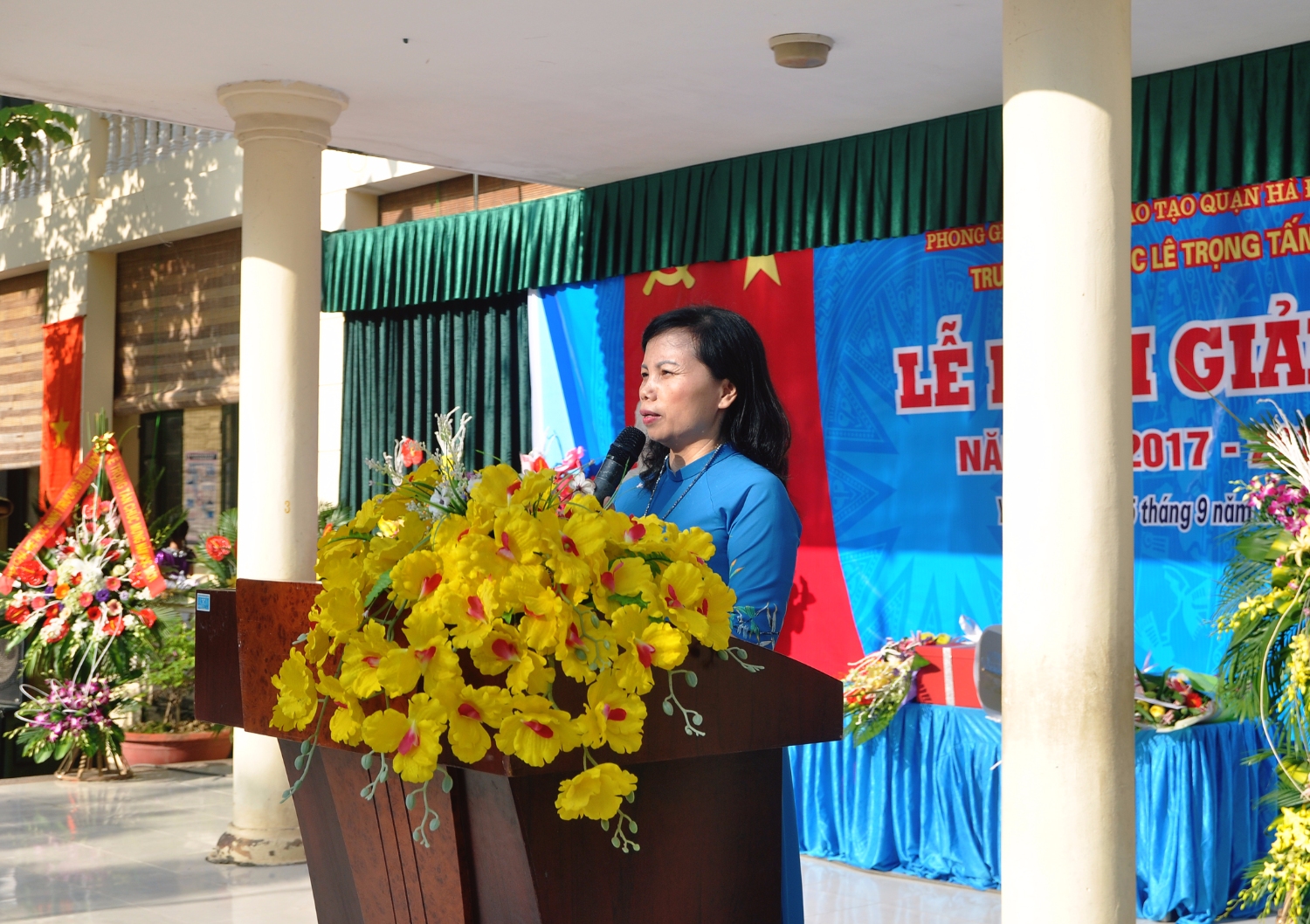 Cô Nguyễn Thị Yến - Hiệu trưởng lên đọc diễn văn khai giảng 