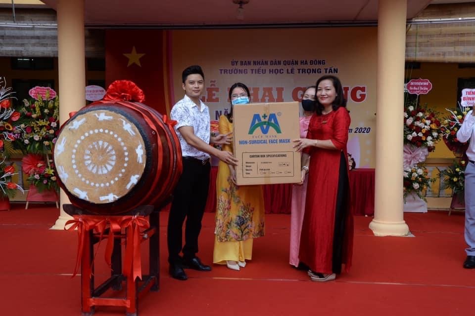công ty Việt Anh tặng 2500 khẩu trang cho học sinh toàn trường
