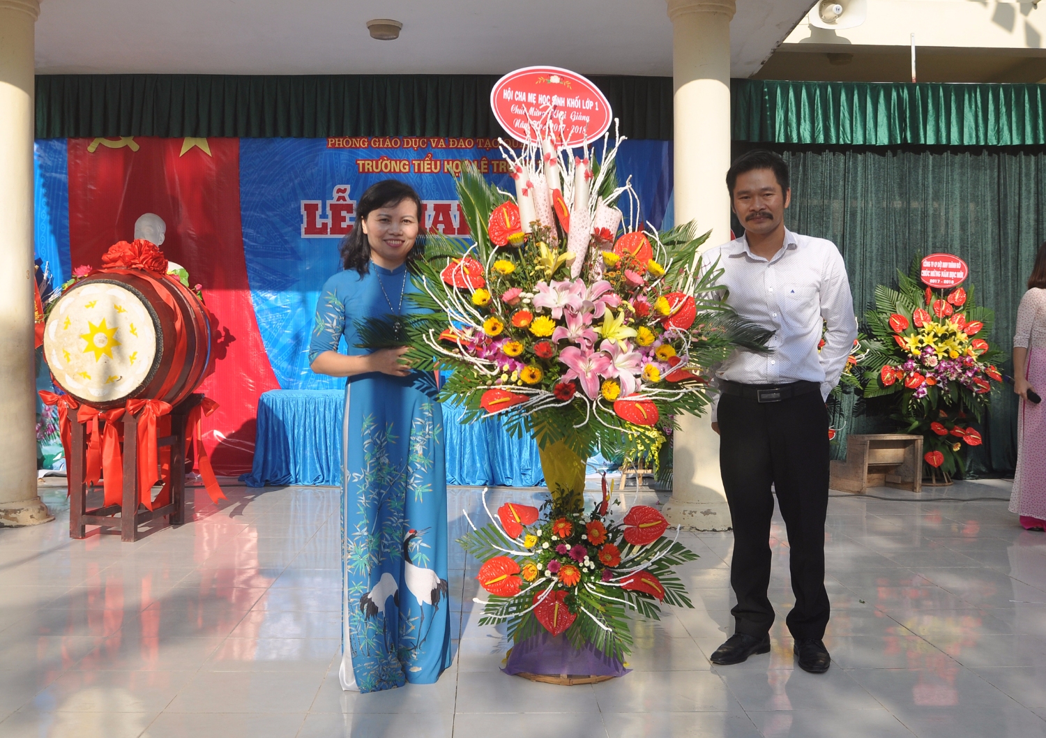 Cô Nguyễn Thị Yến nhận hoa và quà từ các đơn vị, Trưởng ban đại diện CMHS trường